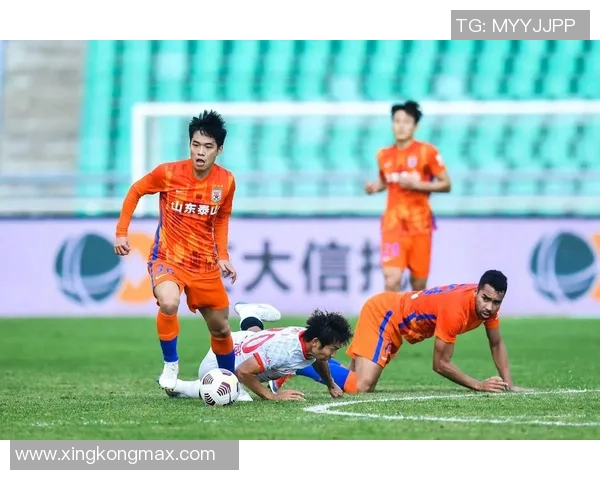 山东泰山队备战上海海港队赛前训练全景展现团队士气与战术准备 山东泰山队备战上海海港队赛前训练全景展现团队士气与战术准备