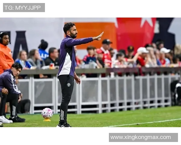 B费休息期间亲临训练基地现场观摩替补球员训练情况